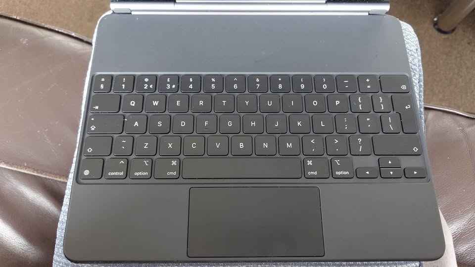 Apple iPad Pro 12.9inch M2 6th Gen 128WiFi + 5G. Official Apple magic keyboard. With original boxes